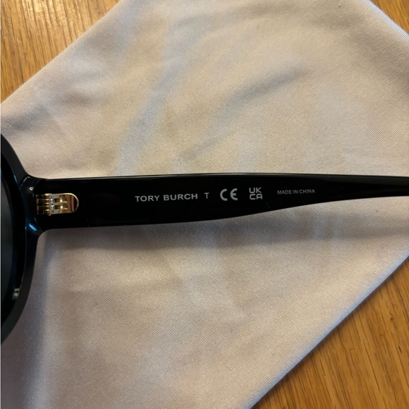 Tory burch all black sunglasses - Picture 4 of 5